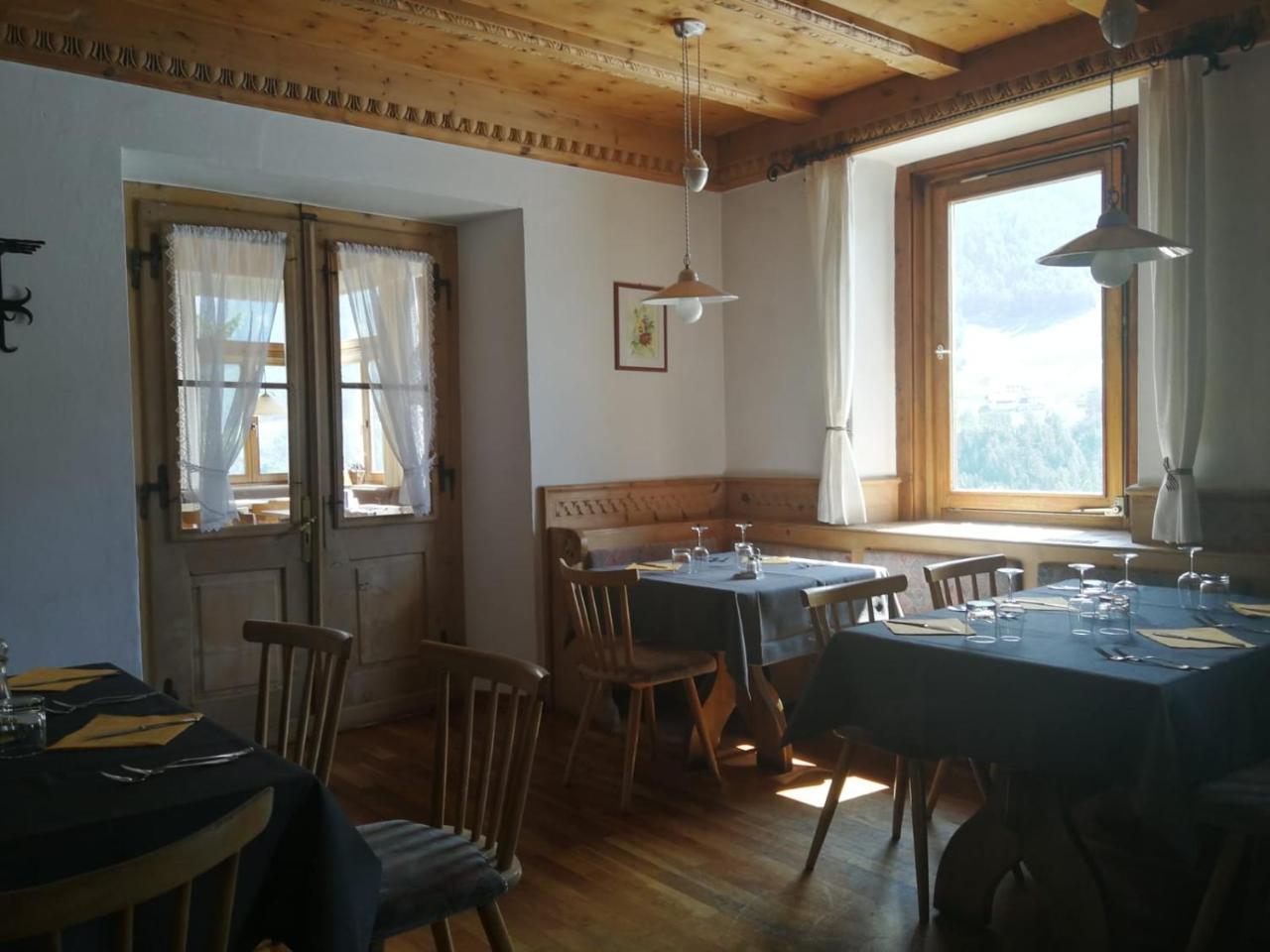 Gasthaus Weisskugel Hotel Malles Venosta Exterior foto